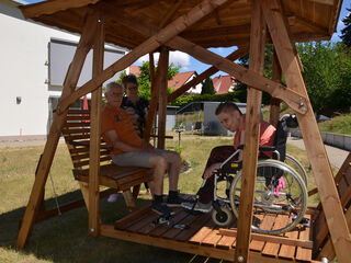 Neue Rollstuhlschaukel bringt große Freude ins Haus Emmaus in Blankenburg